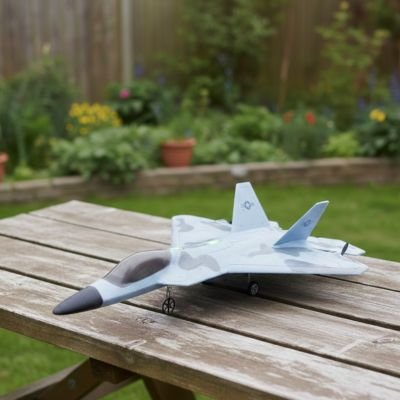 Avion télécommandé posé sur table en bois