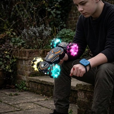 Garçon concentré contemple voiture télécommandée enfant et bracelet dans mains
