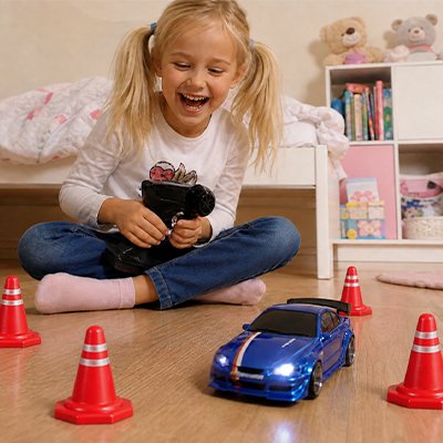fillette contente joue avec voiture télécommandée enfant dans sa chambre