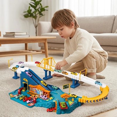Garçon concentré s'amuse avec circuit voiture enfant dans salon