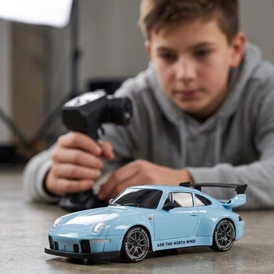 Voiture télécommandée enfant bleue roule sur sol dans garage